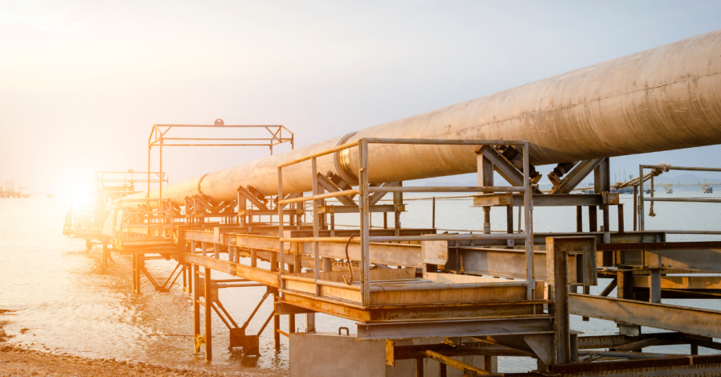 L'Union européenne a récemment franchi une étape historique en lançant son premier appel d'offres international pour des achats groupés de gaz. Cette initiative vise à reconstituer les stocks avant l'hiver 2023-2024 et à lutter contre les prix élevés du gaz qui ont résulté de la crise énergétique provoquée par l'invasion de l'Ukraine par la Russie. En consolidant la demande agrégée d'environ 80 entreprises européennes, l'UE espère obtenir de meilleurs prix et renforcer sa sécurité énergétique