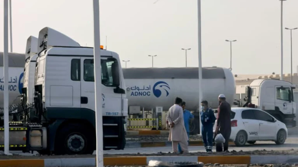 L'accord entre ADNOC Gas et TotalEnergies est une nouvelle passionnante pour les pays européens et asiatiques en quête de sources alternatives de gaz naturel liquéfié (GNL). La crise en Ukraine et les perturbations sur le marché du gaz russe ont créé un besoin croissant de diversification des sources d'approvisionnement en énergie. Les Émirats arabes unis, un acteur majeur dans le domaine de la production de GNL, cherchent à renforcer leur position sur le marché mondial. En 2021, ils ont produit 57 milliards de mètres cubes de gaz naturel et 8,8 milliards de mètres cubes de gaz naturel liquéfié, soit environ 1,4% et 1,7% de la production mondiale et des exportations de GNL, respectivement.
