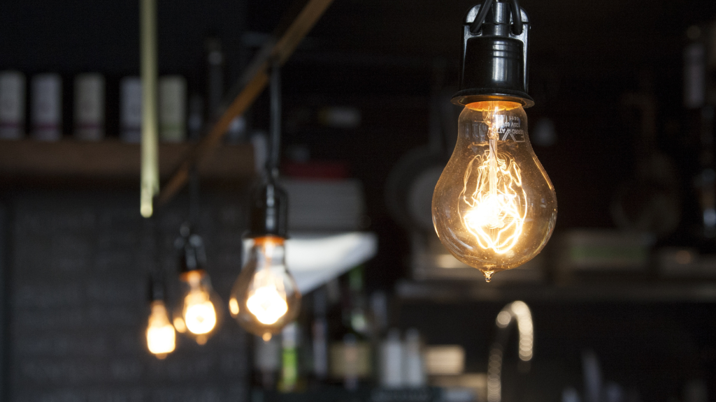 Les tarifs de l'électricité augmentent en août 2023 pour les petites entreprises