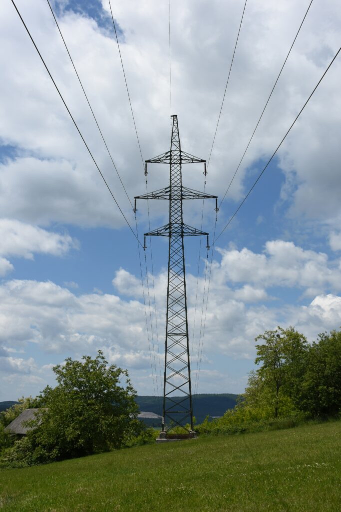 Ligne électrique haute tension HTA dans un champs