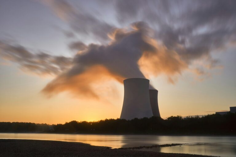 réacteur nucléaire en bord de rivière