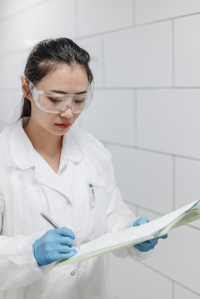 femme scientifique en train de remplir un document
