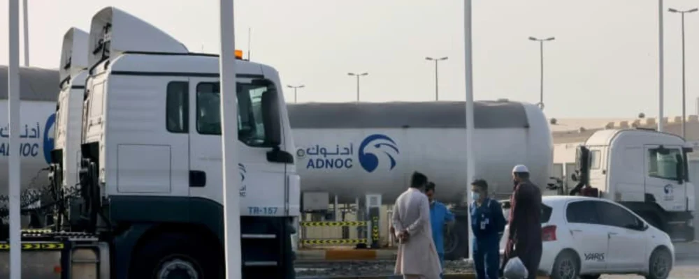 L'accord entre ADNOC Gas et TotalEnergies est une nouvelle passionnante pour les pays européens et asiatiques en quête de sources alternatives de gaz naturel liquéfié (GNL). La crise en Ukraine et les perturbations sur le marché du gaz russe ont créé un besoin croissant de diversification des sources d'approvisionnement en énergie. Les Émirats arabes unis, un acteur majeur dans le domaine de la production de GNL, cherchent à renforcer leur position sur le marché mondial. En 2021, ils ont produit 57 milliards de mètres cubes de gaz naturel et 8,8 milliards de mètres cubes de gaz naturel liquéfié, soit environ 1,4% et 1,7% de la production mondiale et des exportations de GNL, respectivement.